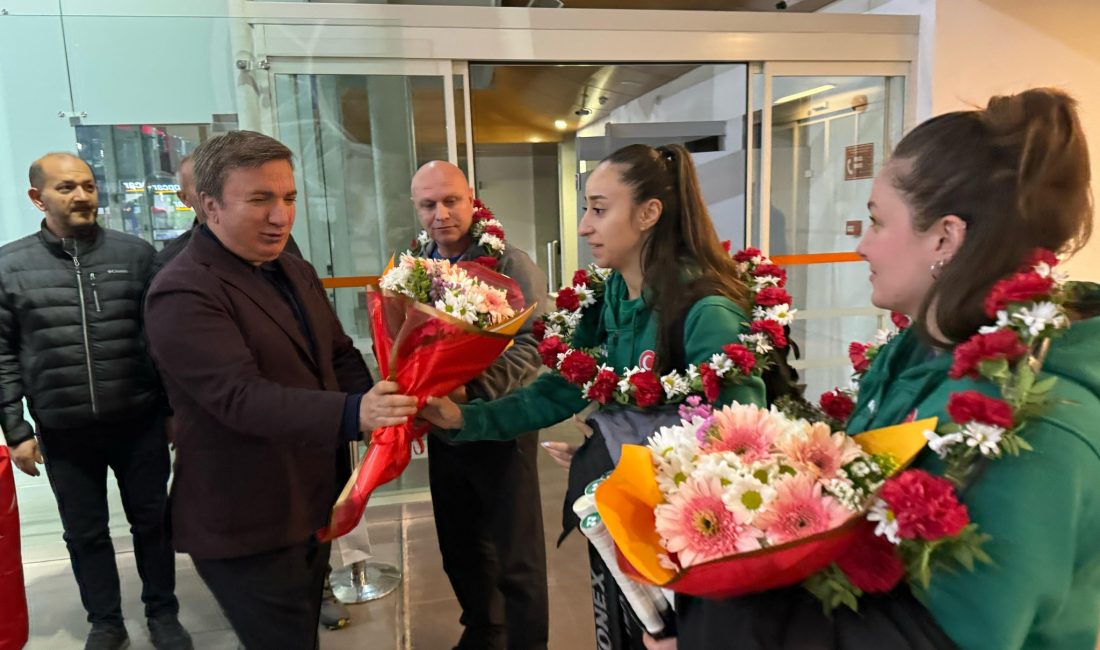 Erzincanlı şampiyon kızlar havaalanında karşılandı