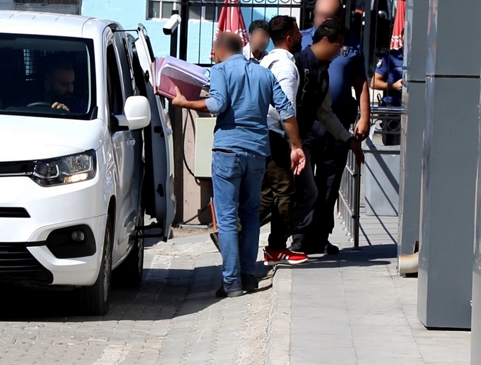 Erzincan polisi araması bulunan şahıslara yönelik gerçekleştirdiği operasyonlarda 12 yıl