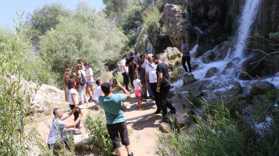 Erzincan’da, havaların ısınmasıyla birlikte Girlevik Şelalesi’nde hafta sonu yoğunluğu yaşandı.
