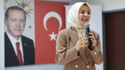 Evde bakım maaşı ödemeleri Ramazan Bayramı'ndan önce hesaplara yatırılacak.