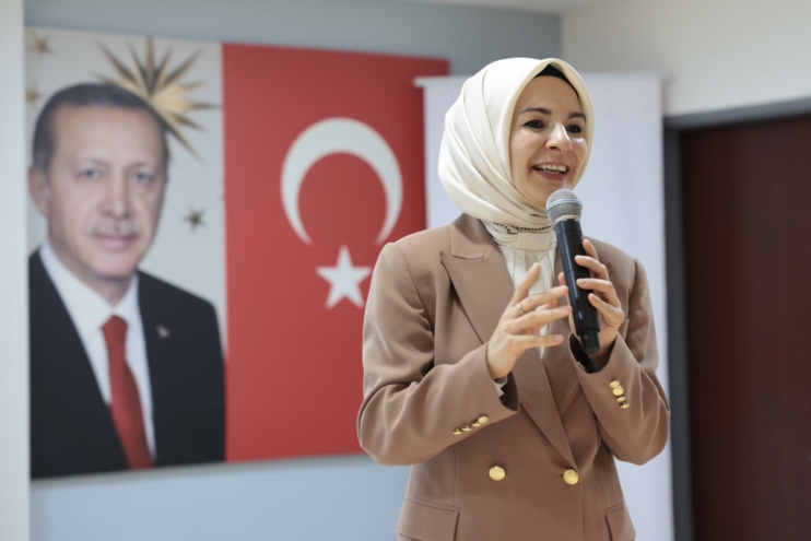 Evde bakım maaşı ödemeleri Ramazan Bayramı'ndan önce hesaplara yatırılacak.