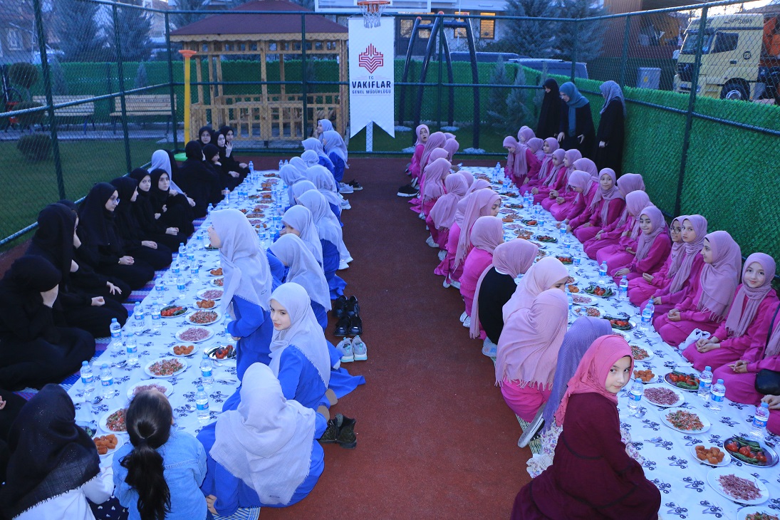 Küçük Hafızlık öğrencileri Vakıflar Genel Müdürlüğün iftarında bir araya geldiler