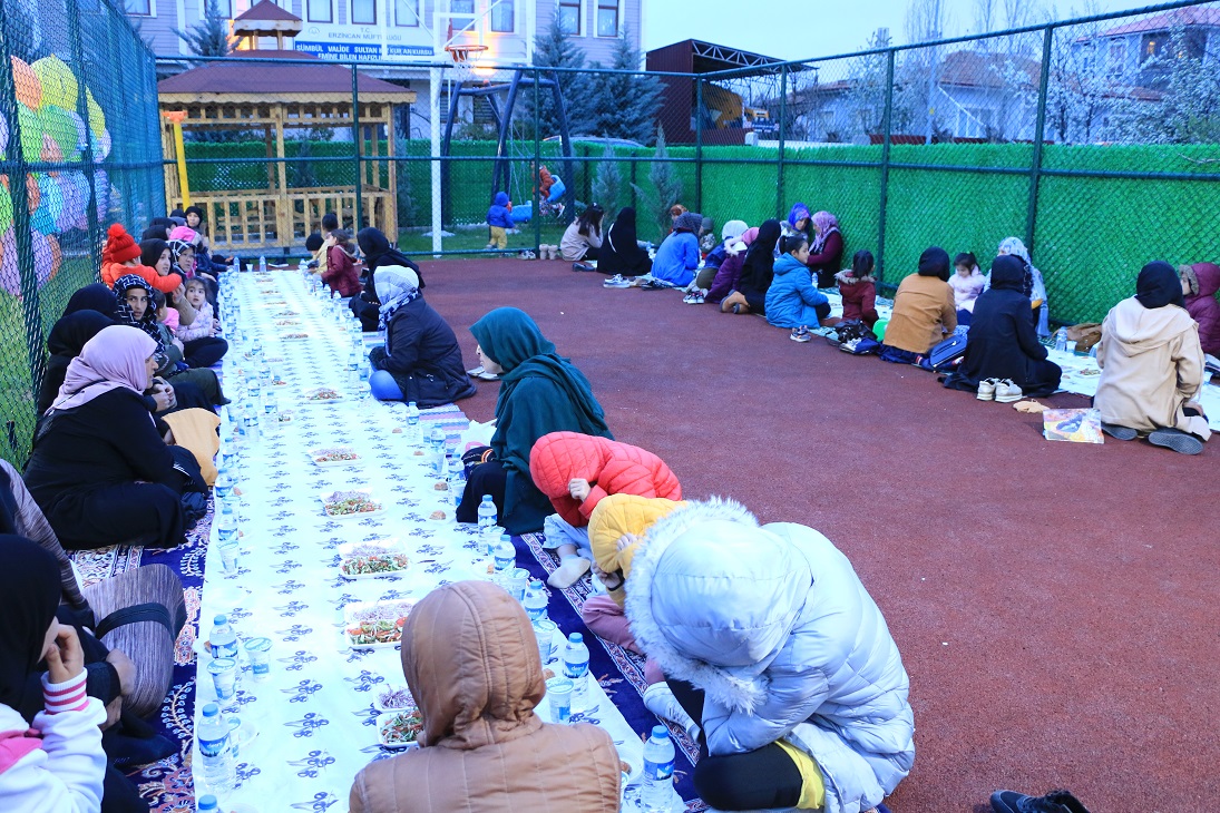 Erzincan İhya Vakfı ihtiyaçlı ailelere gönül köprüsü oldu