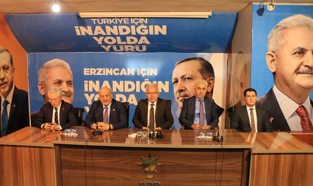 AK Parti Erzincan il teşkilatı tarafından düzenlenen bayramlaşma programında konuşan