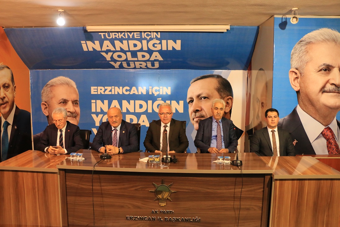 AK Parti Erzincan il teşkilatı tarafından düzenlenen bayramlaşma programında konuşan