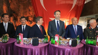 Erzincan Belediyesi tarafından düzenlenen bayramlaşma programına katılan Enerji ve Tabi