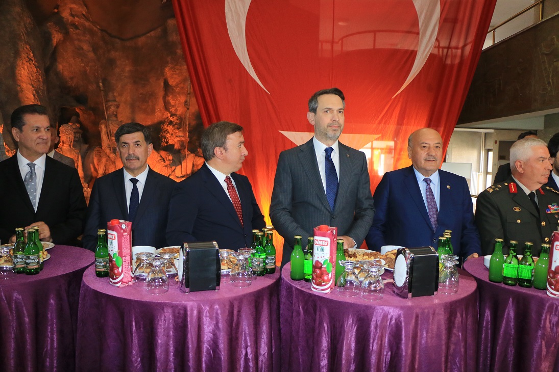Erzincan Belediyesi tarafından düzenlenen bayramlaşma programına katılan Enerji ve Tabi