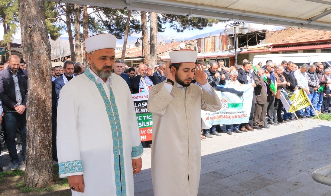 Erzincan’da Cuma Namazı sonrasında bir araya gelen sivil toplum kuruluşları