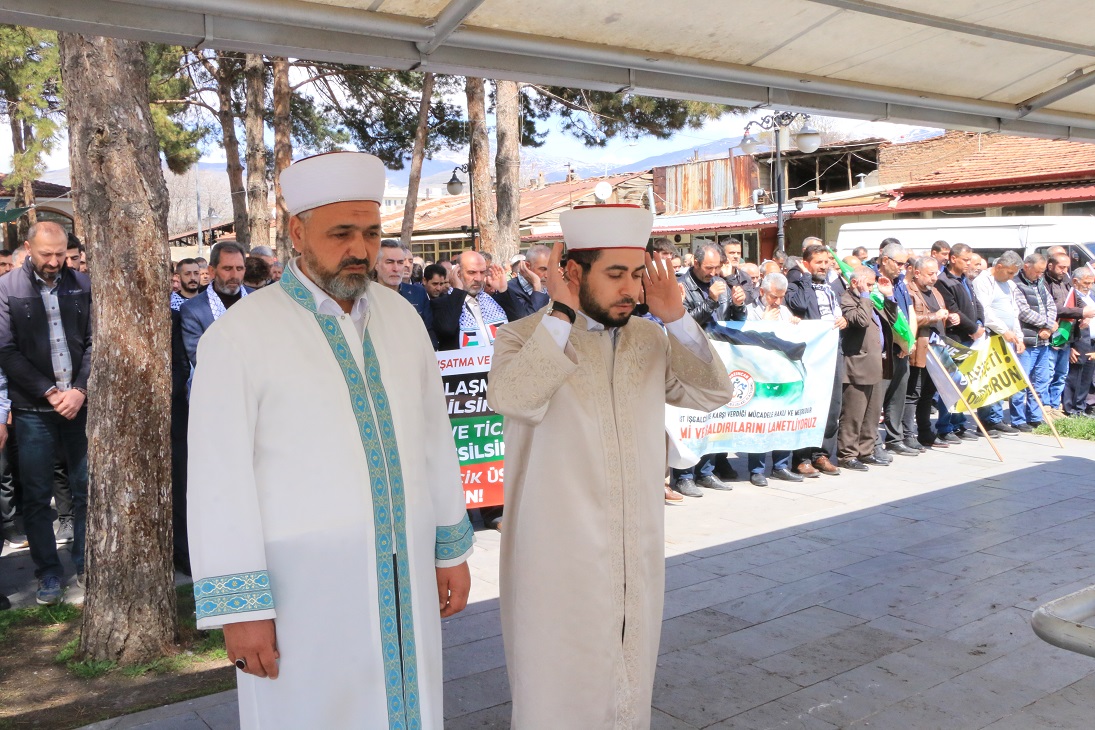 Erzincan’da Cuma Namazı sonrasında bir araya gelen sivil toplum kuruluşları