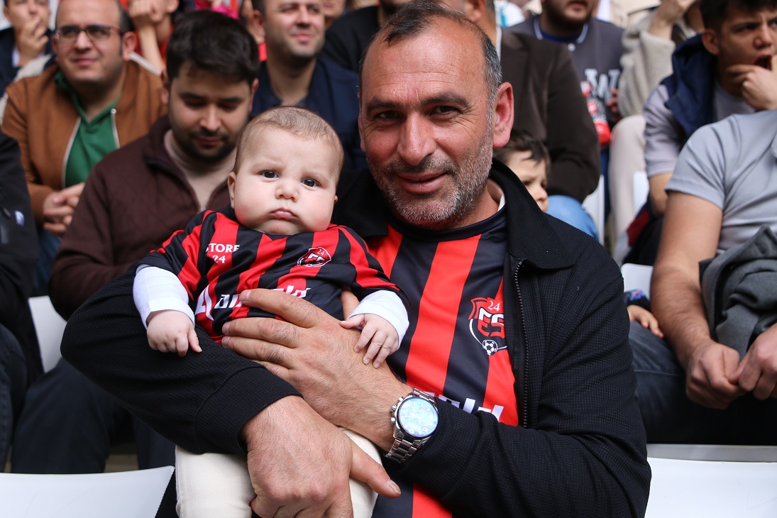 24Erzincanspor taraftarı baba Yavuz Gürel 3 aylık bebekleri Ali Asaf