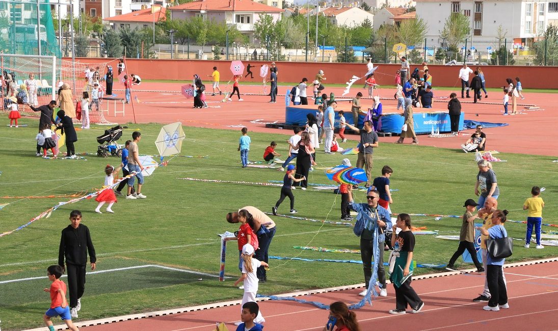 Erzincan’da uçurtma şenliğinde çocuklar doyasıya eğlendi