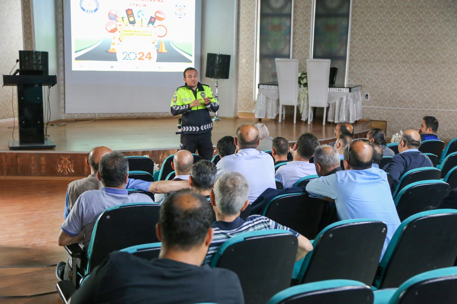 Halk otobüsü şoförlerine genel trafik eğitimi verildi