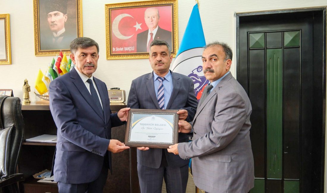 Erzincan Belediye Başkanı Bekir Aksun yaşlı bir vatandaşa yardım ederek