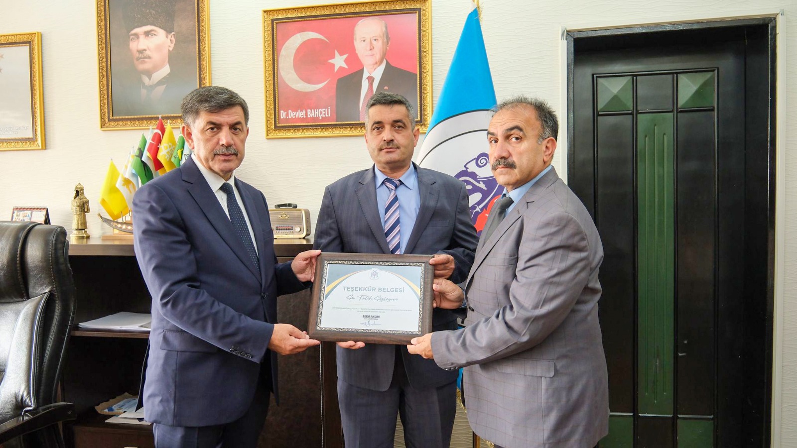 Erzincan Belediye Başkanı Bekir Aksun yaşlı bir vatandaşa yardım ederek