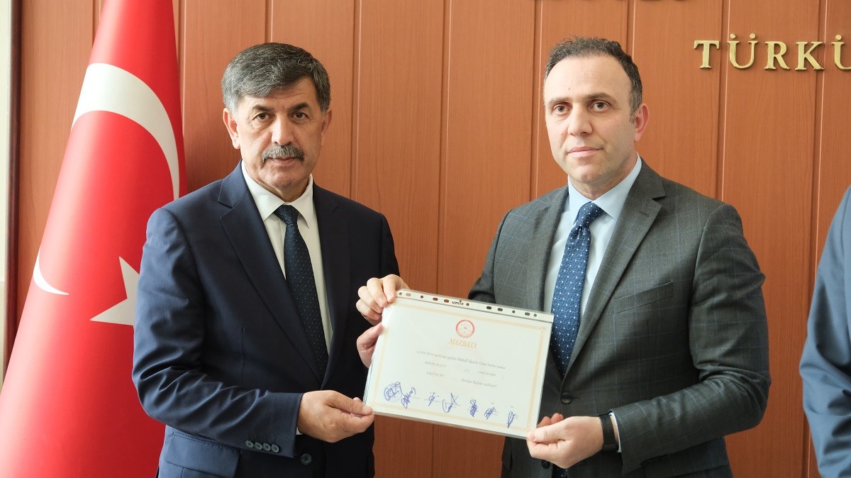 Erzincan Belediye Başkanı Bekir Aksun Mazbatasını aldı