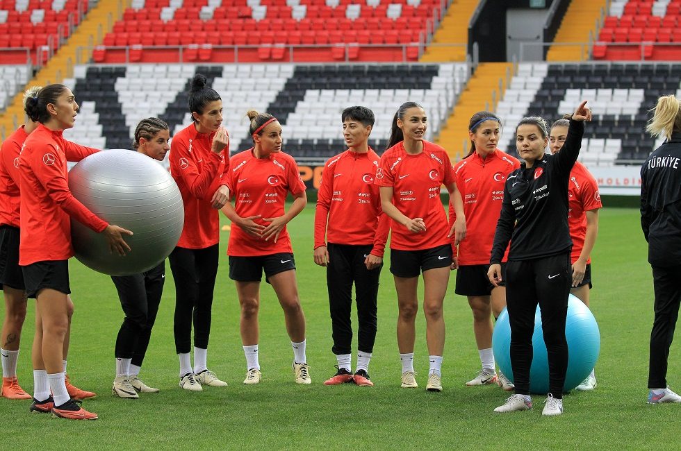 2025 Avrupa Şampiyonası Elemeleri B Ligi 1. Grup'ta mücadele eden