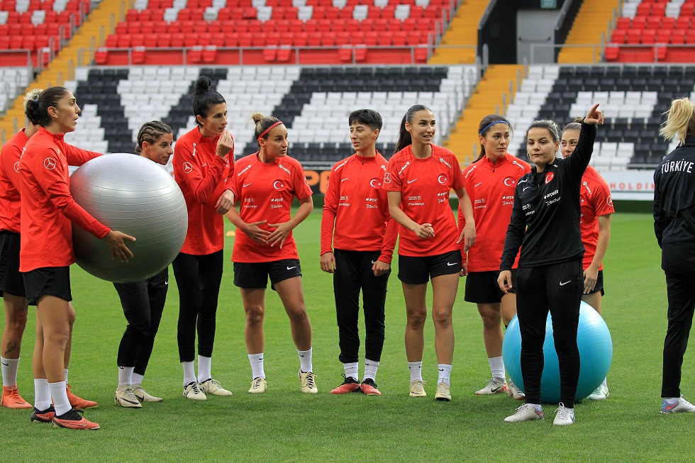 2025 Avrupa Şampiyonası Elemeleri B Ligi 1. Grup'ta mücadele eden