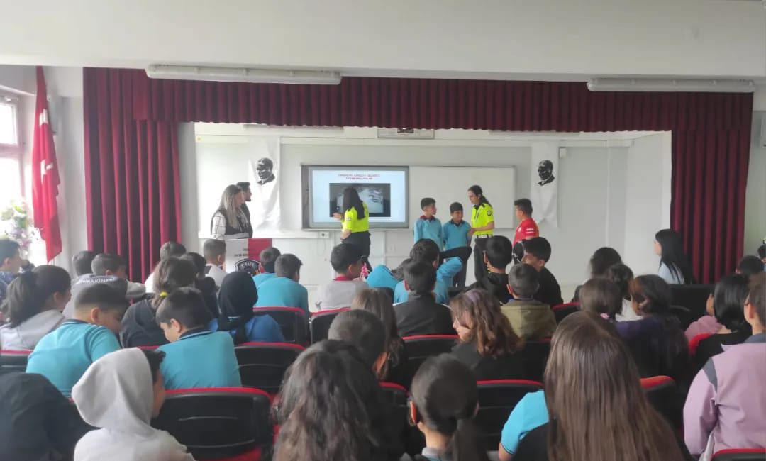 Erzincan polisi sorumluluk bölgesinde bulunan okullarda öğrenci ve öğretmenlere yönelik