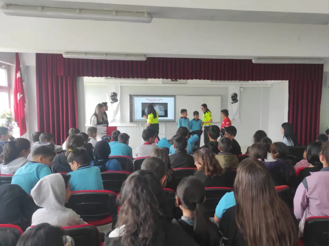 Erzincan polisi sorumluluk bölgesinde bulunan okullarda öğrenci ve öğretmenlere yönelik