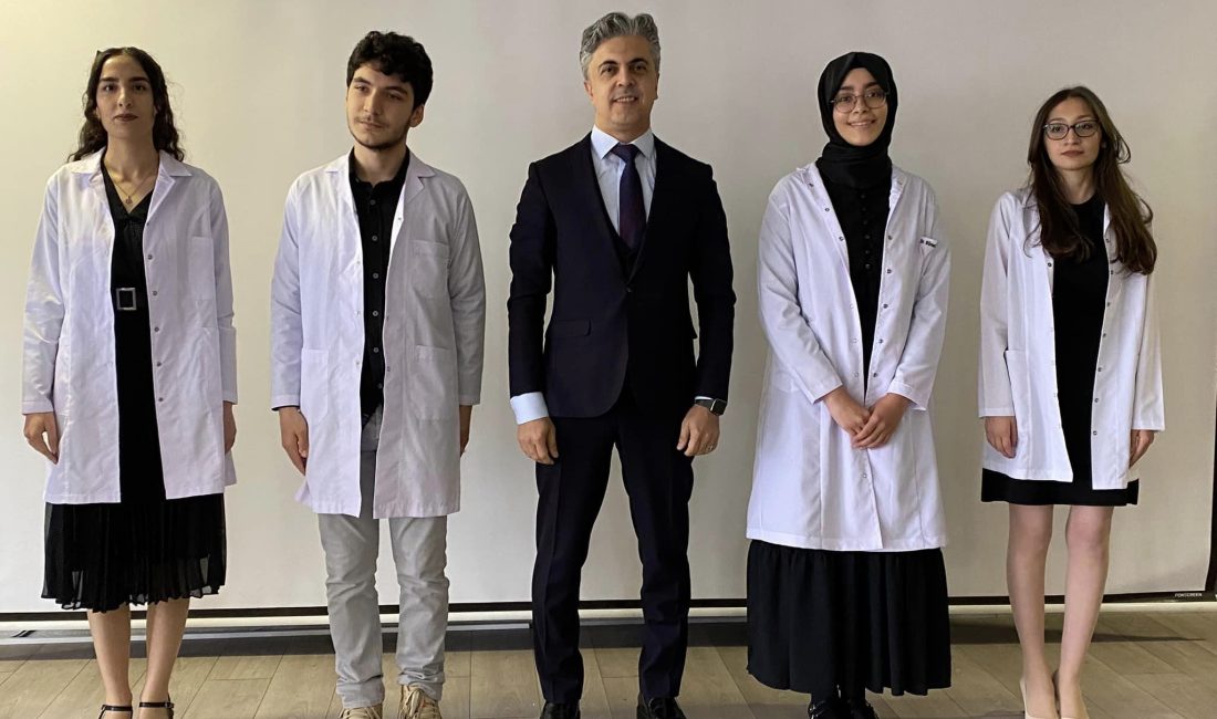 Erzincan Binali Yıldırım Üniversitesi Tıp Fakültesi dönem birincisi öğrencileri beyaz