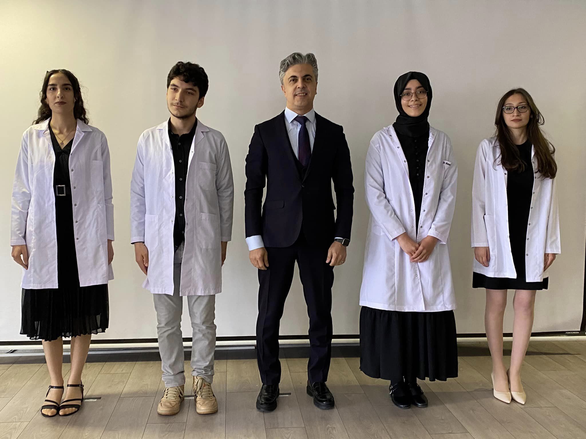 Erzincan Binali Yıldırım Üniversitesi Tıp Fakültesi dönem birincisi öğrencileri beyaz