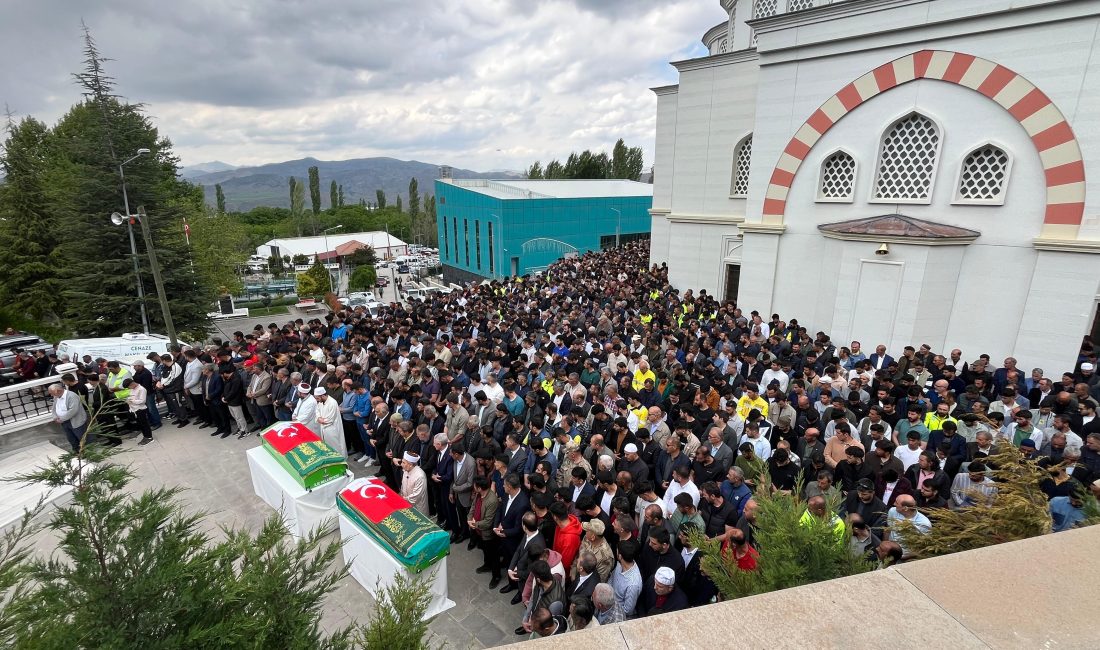 İliç’ te göçükte cansız bedenlerine ulaşılan 2 işçi toprağa verildi