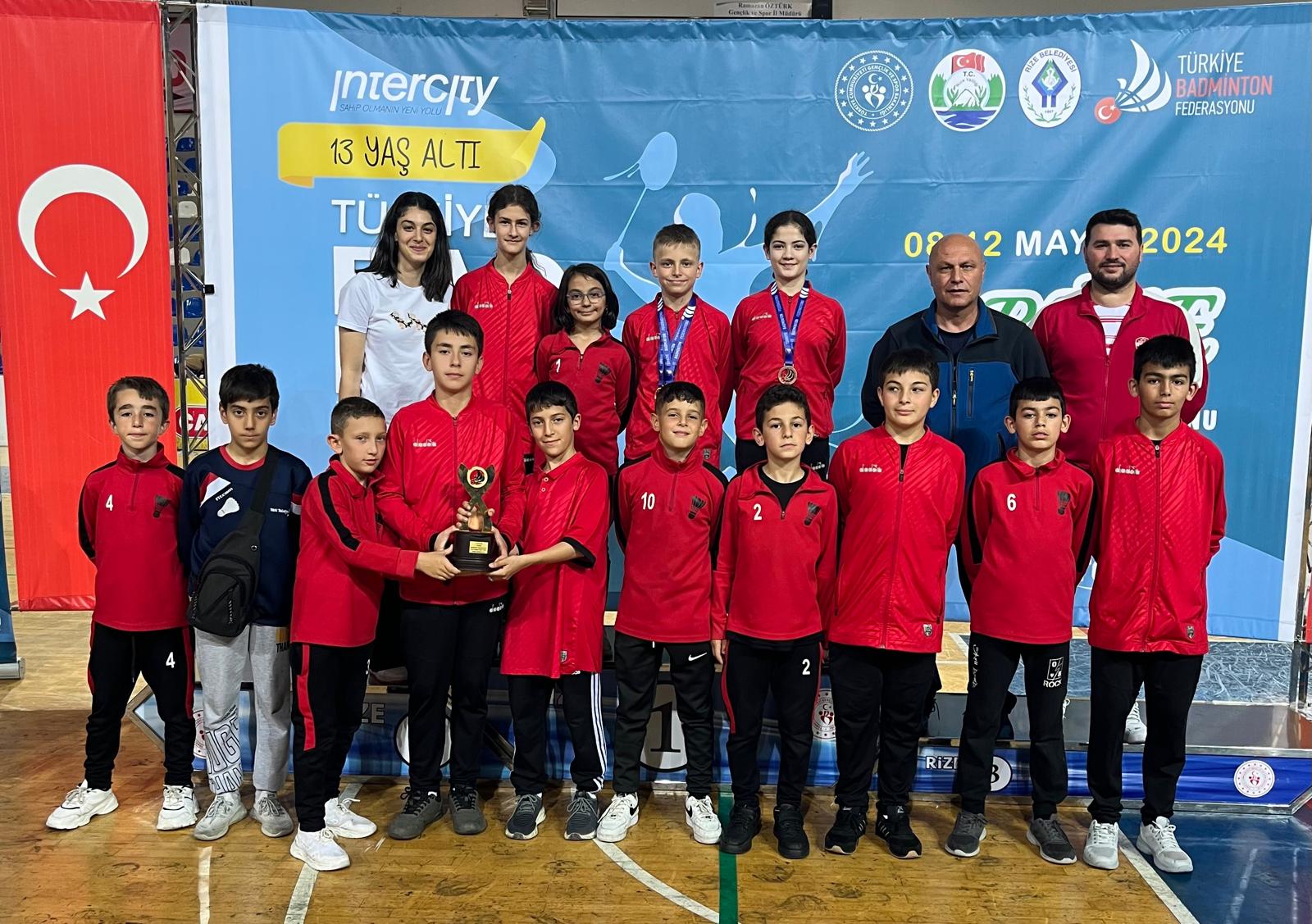 Rize ilinde yapılan U13 Türkiye Badminton şampiyonasında Erzincan İl Özel