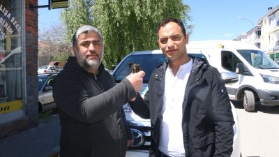 Erzincan'da kargaların saldırısına uğrayan yaralı ebabil kuşu, gazeteci M. Beşir