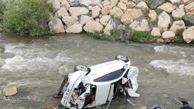 Erzincan’ın Refahiye ilçesinde sabah saatlerinde bir otomobilin dereye uçması sonucu