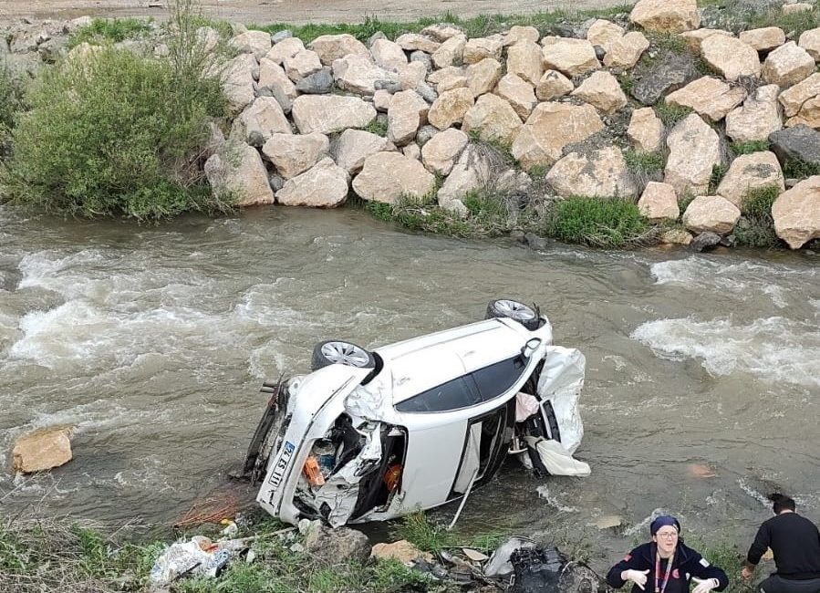 Erzincan’ın Refahiye ilçesinde sabah saatlerinde bir otomobilin dereye uçması sonucu