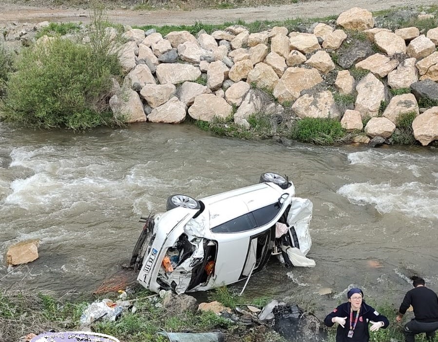 Erzincan’ın Refahiye ilçesinde sabah saatlerinde bir otomobilin dereye uçması sonucu