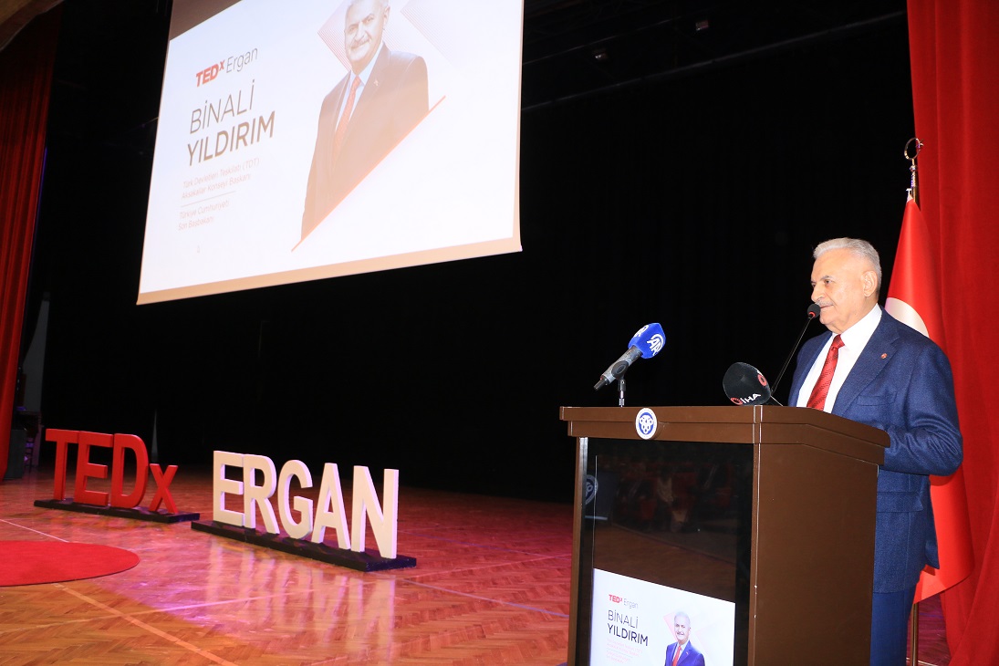 TEDxErgan etkinliğinde Üniversite öğrencilerine hitap esen Türk Devletleri Teşkilatı Aksakallar