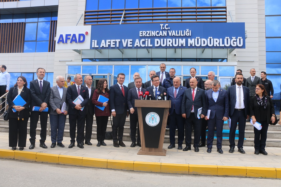 Erzincan’ın İliç ilçesindeki maden ocağında meydana gelen toprak kaymasını araştırmak