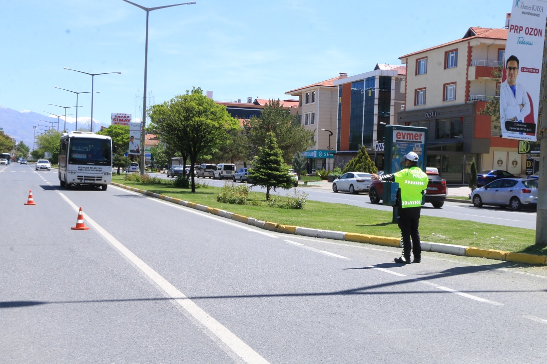 Erzincan’da Trafik, Toplu taşıma araçlarını denetledi