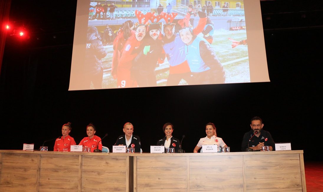A Milli Kadın Futbol Takımı'nın teknik heyet ve futbolcuları, Erzincan