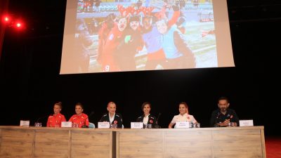 A Milli Kadın Futbol Takımı'nın teknik heyet ve futbolcuları, Erzincan