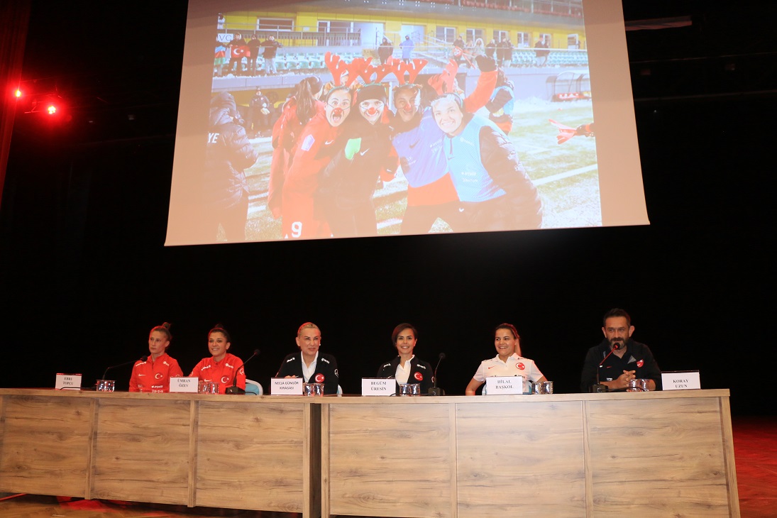 A Milli Kadın Futbol Takımı'nın teknik heyet ve futbolcuları, Erzincan