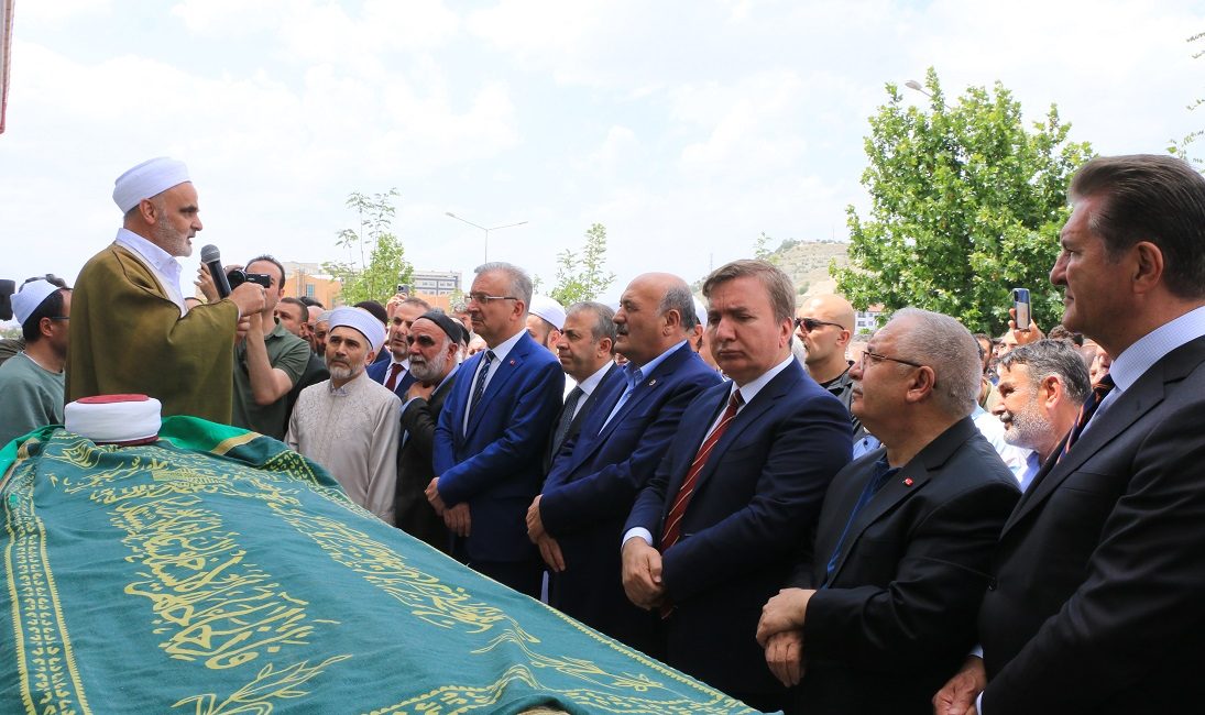 Erzincan’ın Kanaat Önderlerinden Muhammed Nayır Erzincan-i Hazretleri öğlen namazına müteakiben
