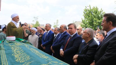 Erzincan’ın Kanaat Önderlerinden Muhammed Nayır Erzincan-i Hazretleri öğlen namazına müteakiben