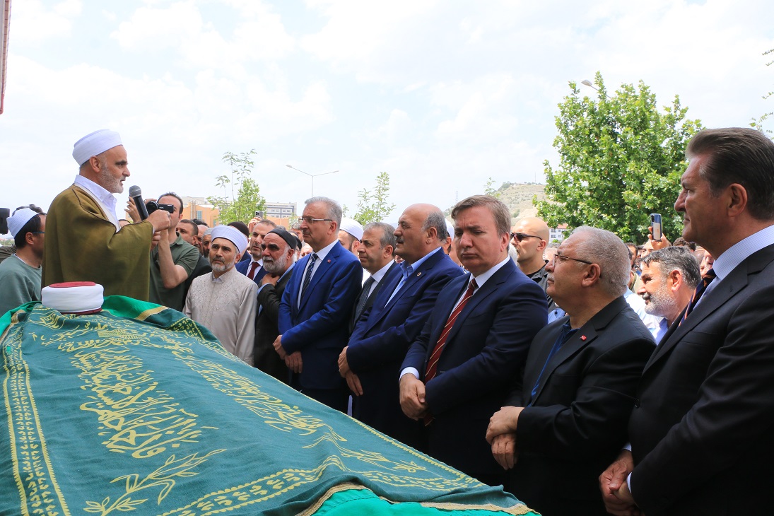 Erzincan’ın Kanaat Önderlerinden Muhammed Nayır Erzincan-i Hazretleri öğlen namazına müteakiben