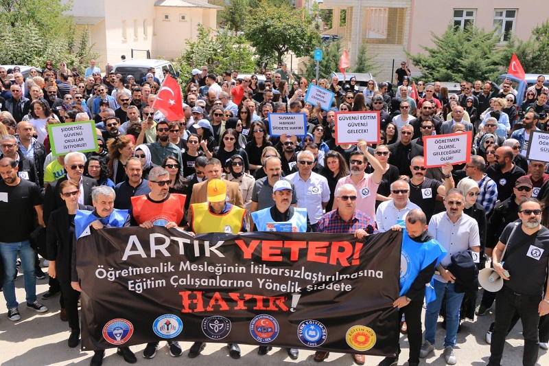 Erzincan’da, İstanbul'daki öğretmen cinayeti üzerine yüzlerce eğitimci, şiddete tepki göstermek