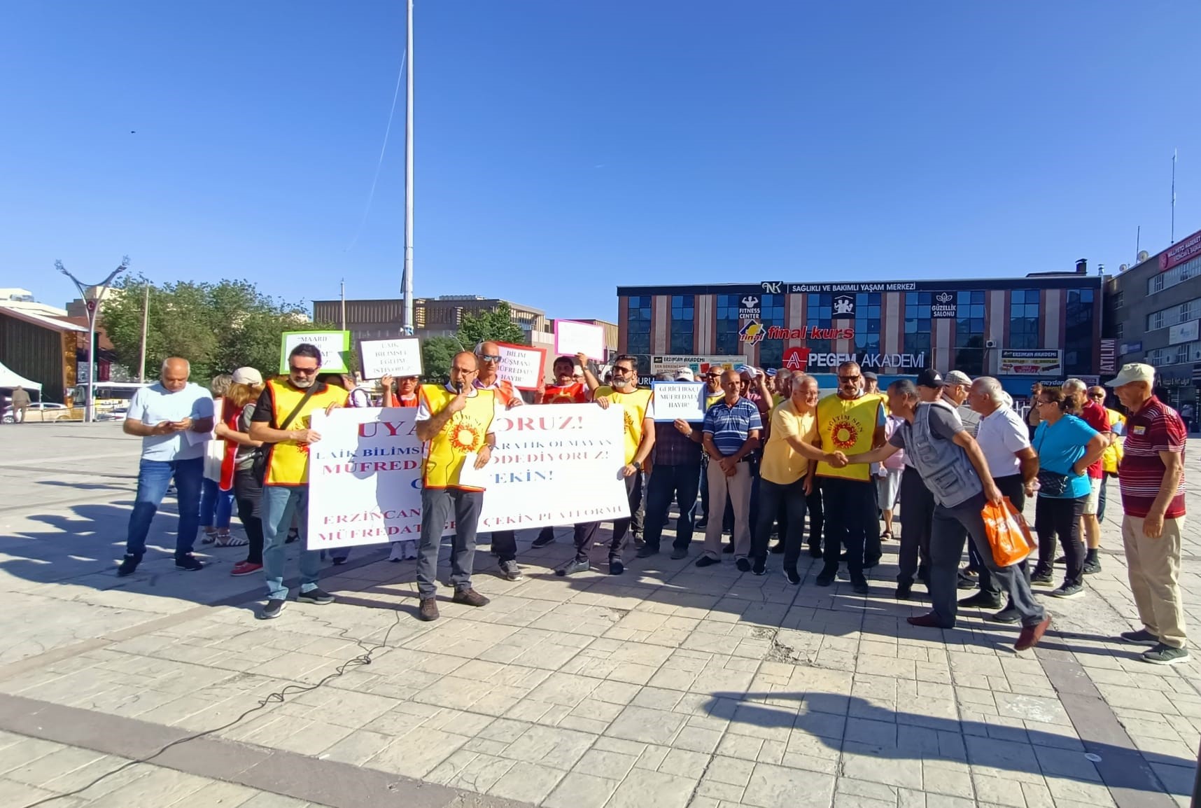 Milli Eğitim Bakanlığı tarafından yayınlanan yeni müfredatı protesto eden Müfredatı