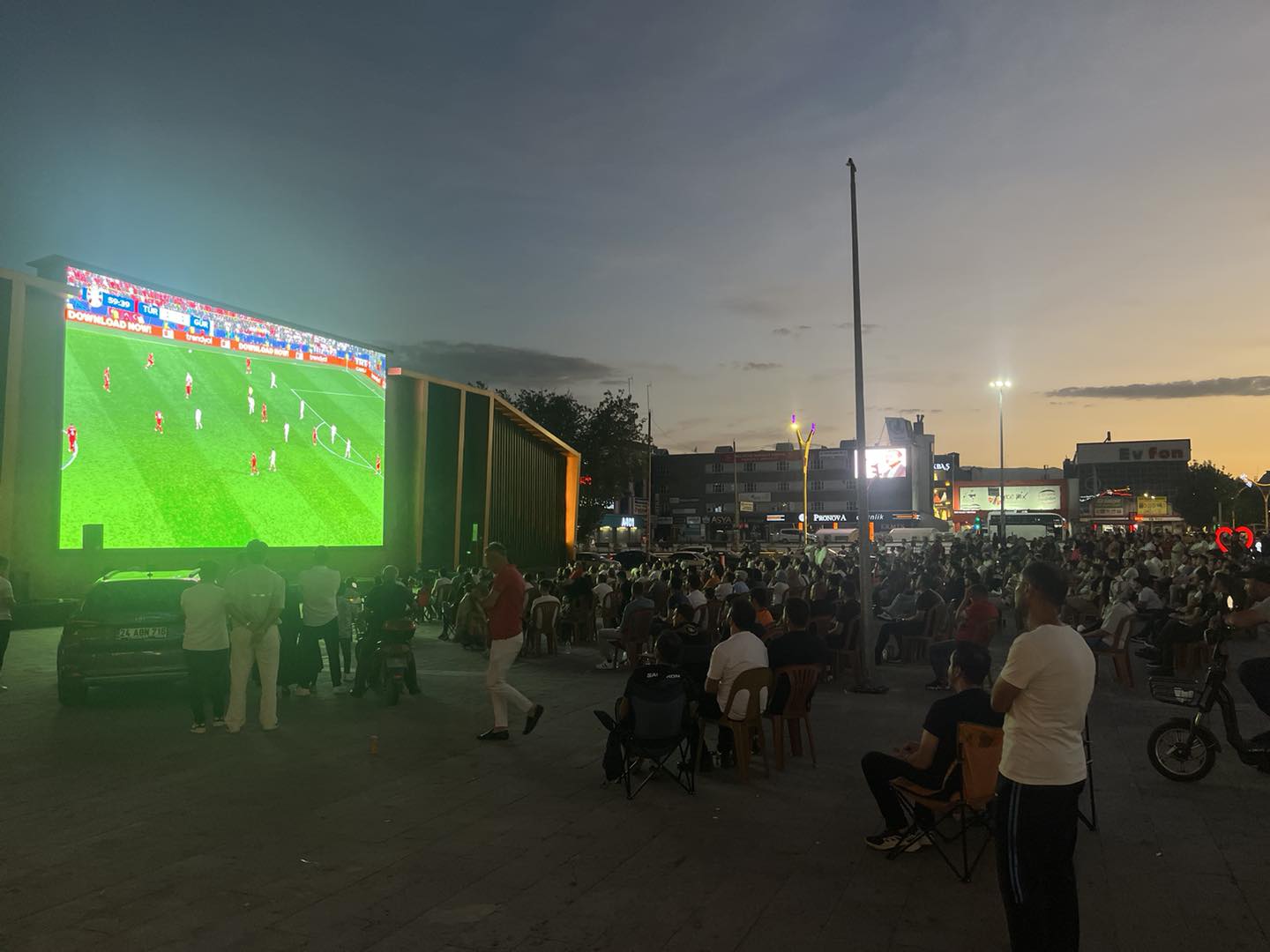 
Erzincan Cumhuriyet Meydanında Erzincan belediyesine ait kurulu dev ekranda mili