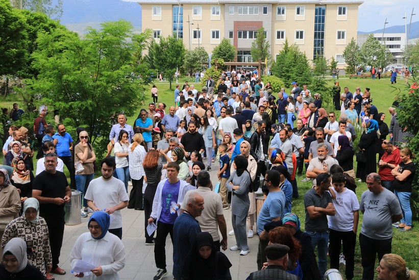 Tüm ülke genelinde milyonlarca öğrencinin girdiği Yükseköğretim Kurumları Sınavı (YKS)
