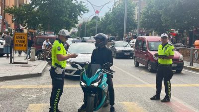 Erzincan’da, trafikte yüksek desibel sese sahip abart egzoz kullanan otomobil