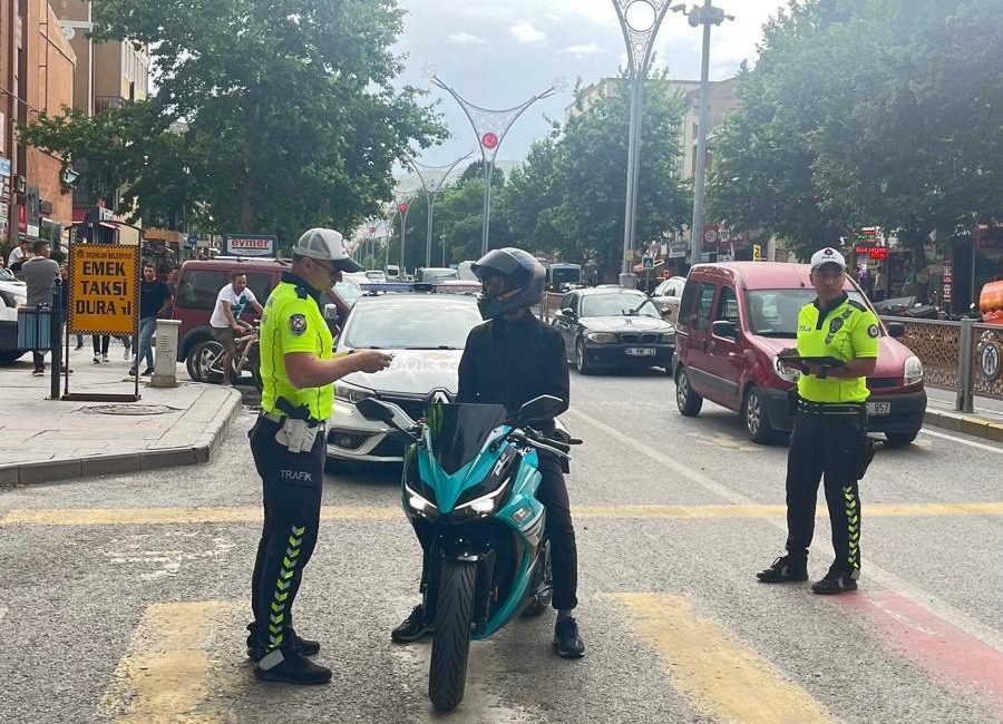 Erzincan’da, trafikte yüksek desibel sese sahip abart egzoz kullanan otomobil