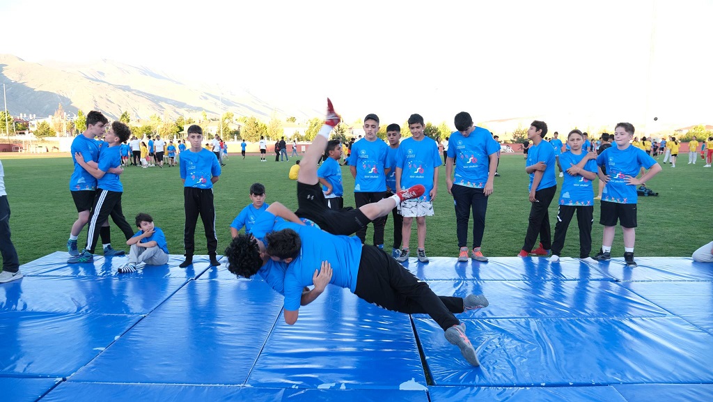 Erzincan'da "yaza hareketli giriyoruz" sloganı ile düzenlenen GSB Spor Okulları,