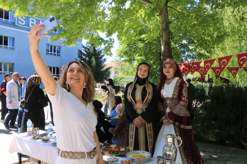 Erzincan Sosyal Bilimler Lisesi öğrencileri tarafından düzenlenen “Bir dünyadır SBL”