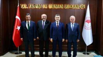 Tarım Orman Bakanı İbrahim Yumaklı'yı makamında ziyaret eden AK Parti