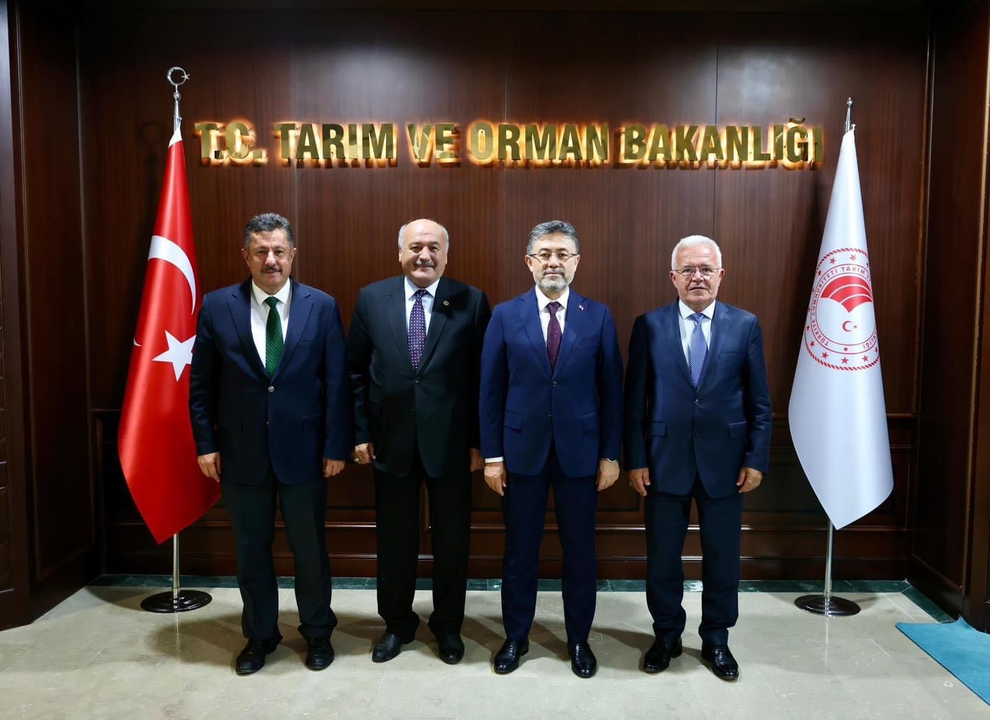 Tarım Orman Bakanı İbrahim Yumaklı'yı makamında ziyaret eden AK Parti